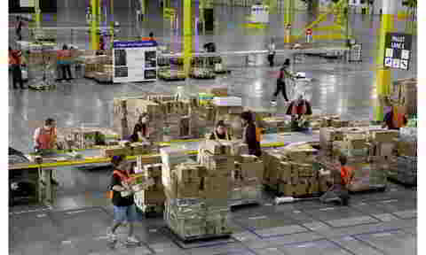 Amazon Sortierzentrum Kent. Amazon Mitarbeiter im Sortierzentrum Kent. Quelle: Columbian.com
